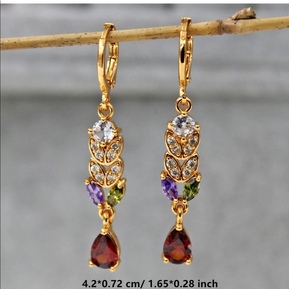 Jewelry - New gold dangle design women’s earrings